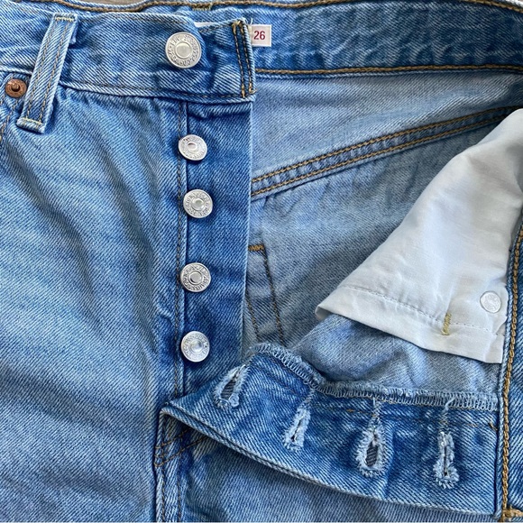 Levi’s Women’s Ribcage Denim Shorts Buttonfly Super High Rise Size 26 Distressed - Picture 12 of 13